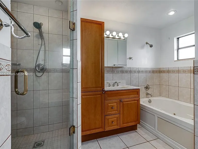 2530 NE 9th St — Photo 13