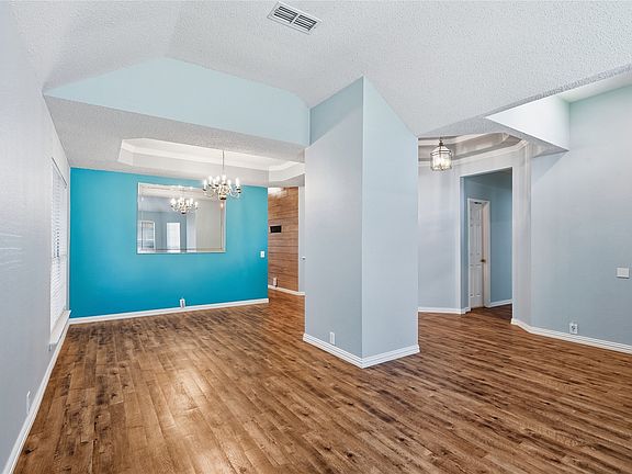 3rd image of 408 Pin Oak Trl