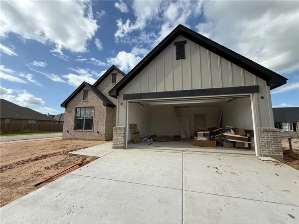2822 Captain Dr, Bryan, TX 77808