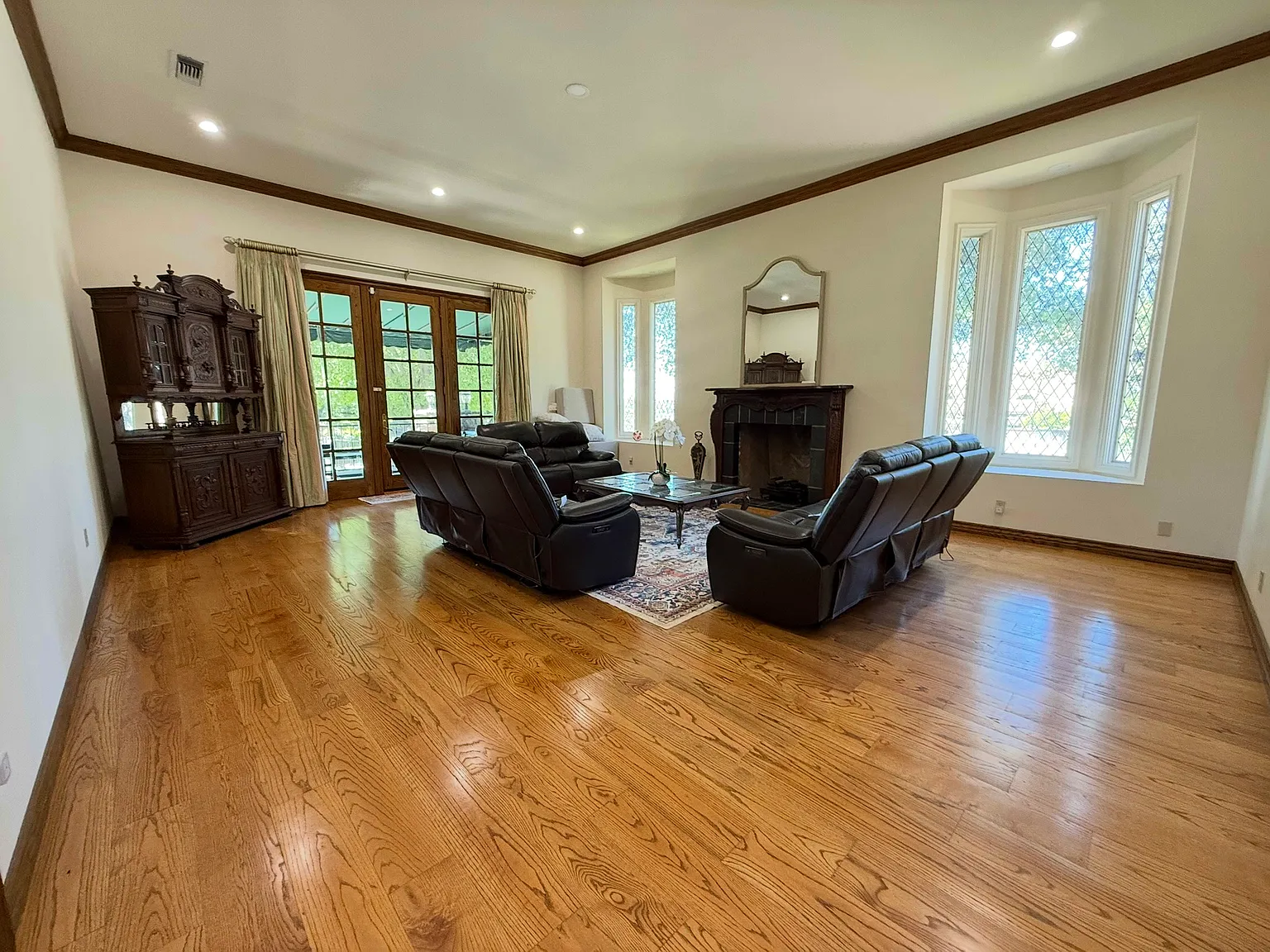 8 bed, 6.5 bath, 8900 sqft, $1,300 — Photo 3