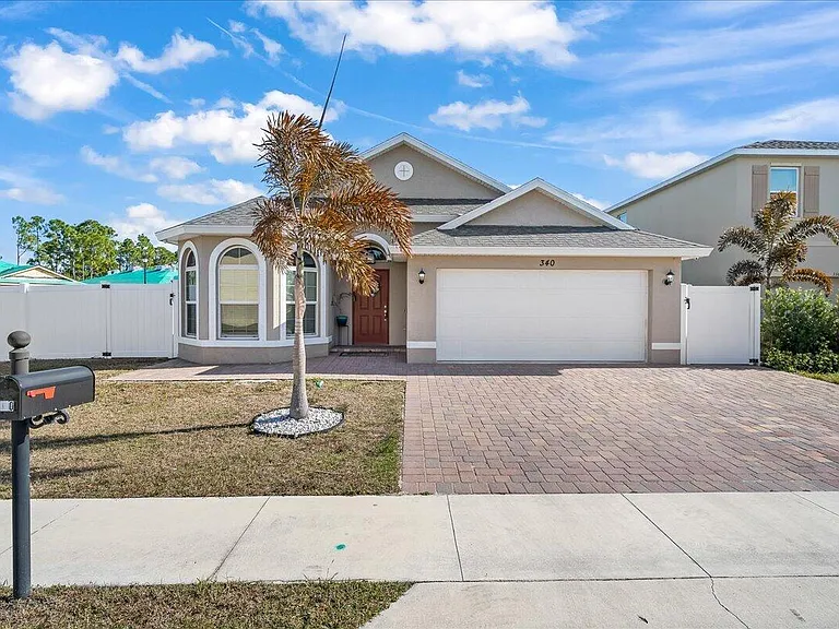 340 Palm Breezes Dr — Photo 2