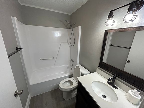 4th image of 814 Avenue G