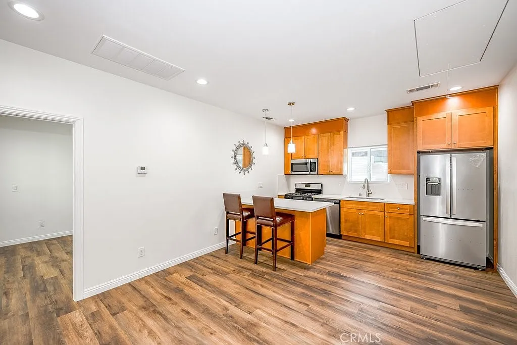 2 bed, 954 sqft, $4,250 — Photo 3