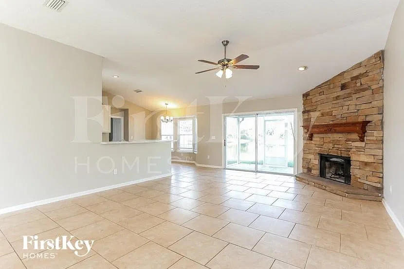 3 bed, 2.0 bath, 1903 sqft, $2,265 — Photo 4