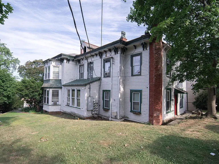 236 Saratoga St — Photo 16