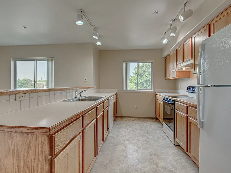 River Walk Apartments — Photo 38
