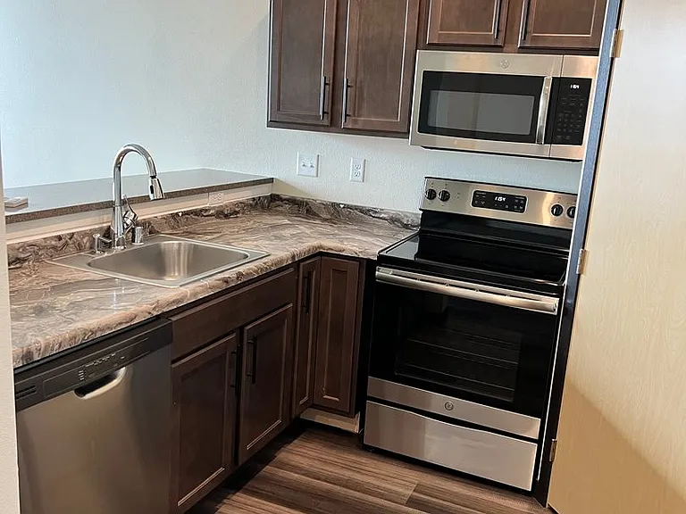 843 Washington Ave — Photo 4