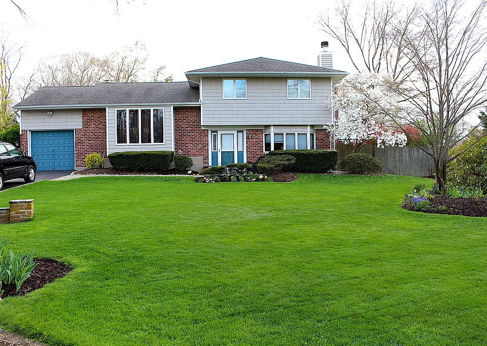 1st image of 2 Tamarack St