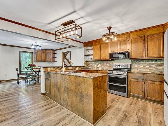 4th image of 105 Summer Creek Ct
