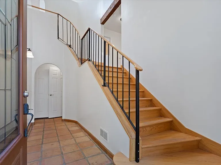 930 Valley View Dr — Photo 2