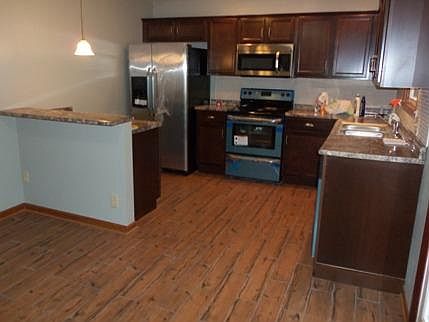 4th image of 422 Peterson Ln