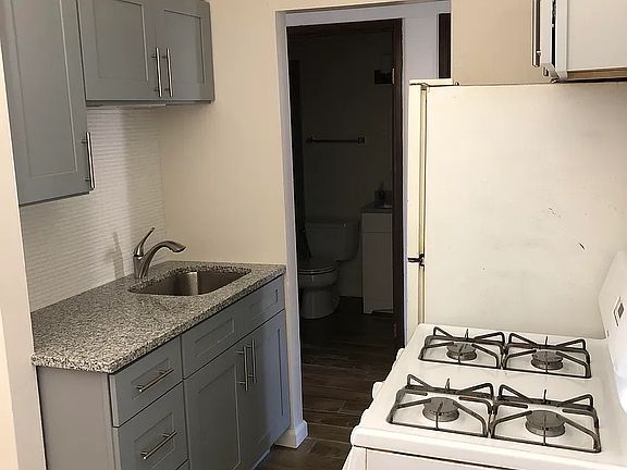 3rd image of 303 W Hawthorne Cir #5