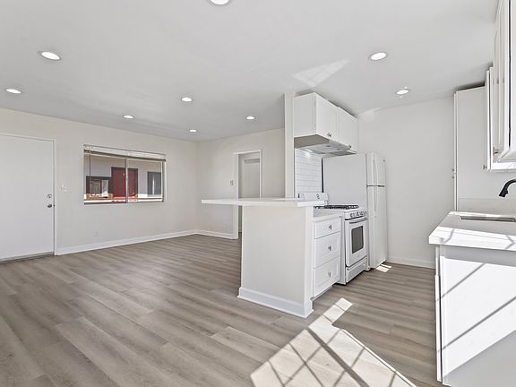 4th image of 1700 S Bundy Dr #11284709