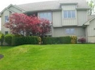 5492 Pond Bluff Dr, West Bloomfield, MI 48323