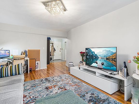 5th image of 2552 E 7th St APT 2J