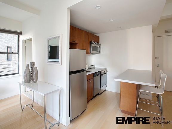 3rd image of 150 W 51st St APT 1611