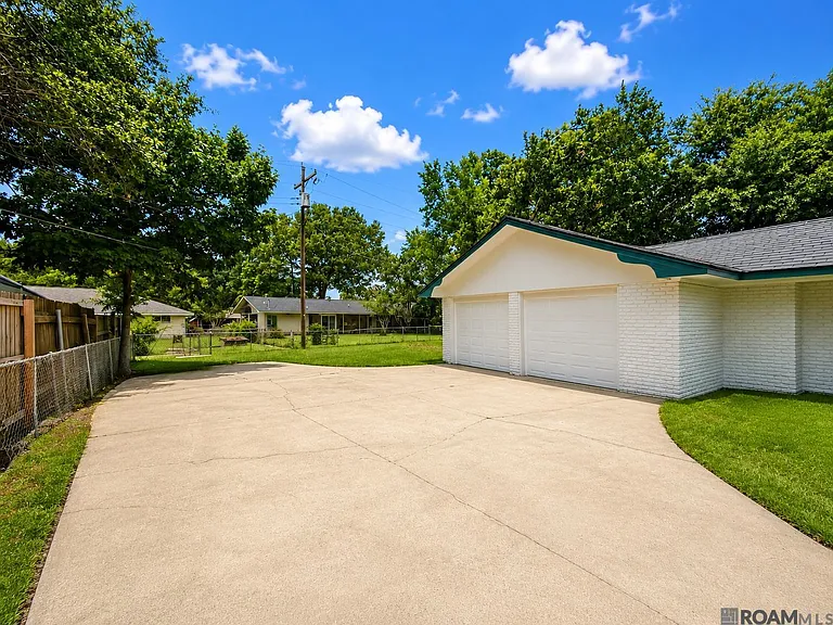 535 Thornwood Dr — Photo 23