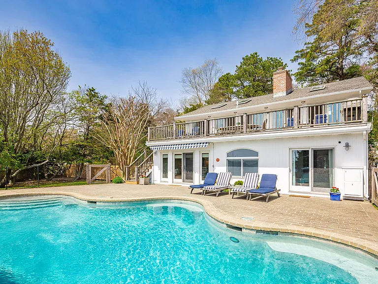 6 Peconic Rd — Photo 3