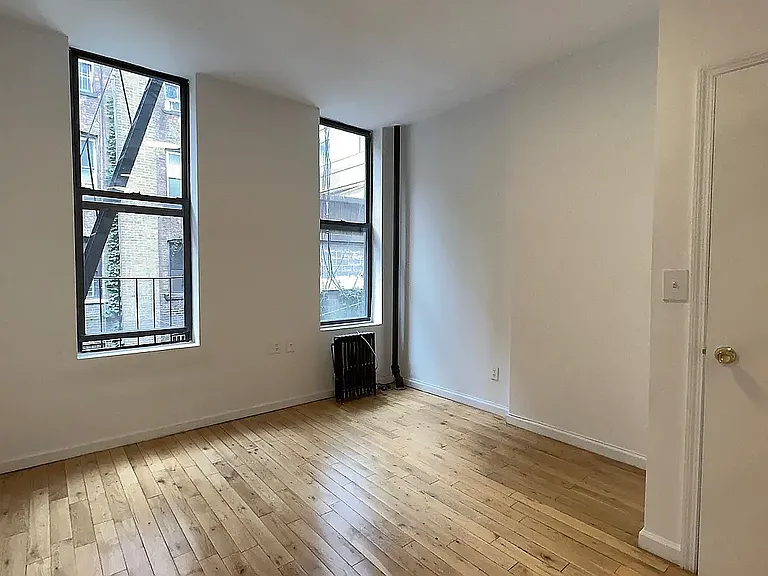206 E 6th St #2 — Photo 7