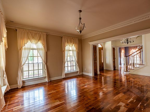 5th image of 40 Forest Ln