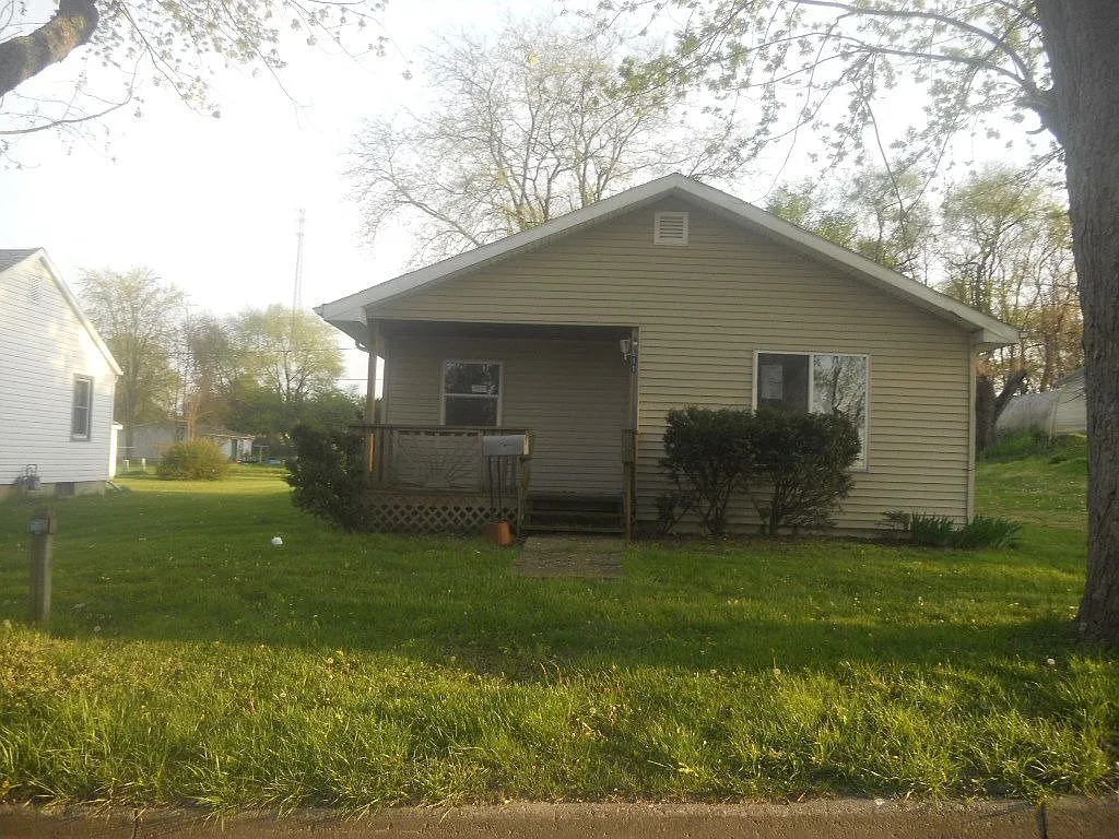 611 W 2nd St photo 1