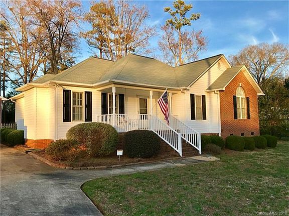 3rd image of 1834 Lumpkin Cir