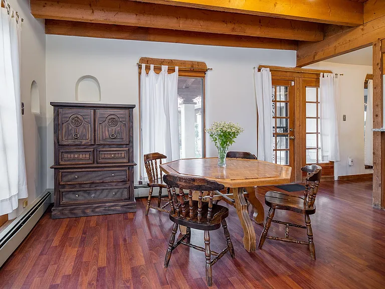 Kitchen dining area