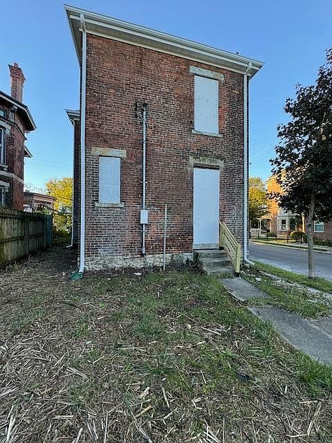 2nd image of 1088 E Long St
