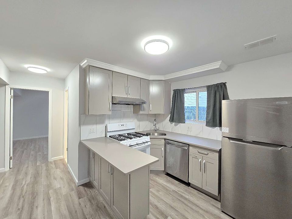 1st image of 385 Gower St Floor 1