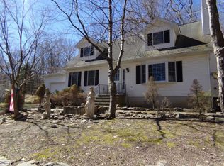 2126 Sparrow Rd, Bushkill, PA 18324