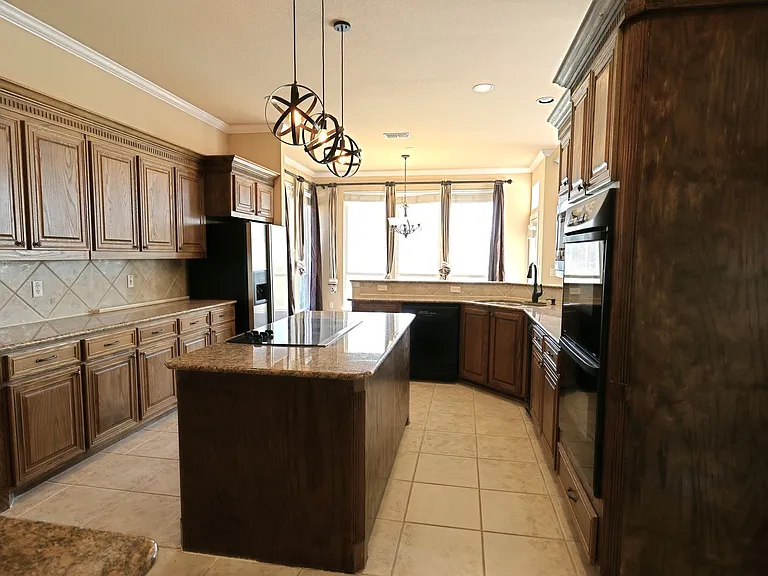 5700 FM 424 — Photo 19