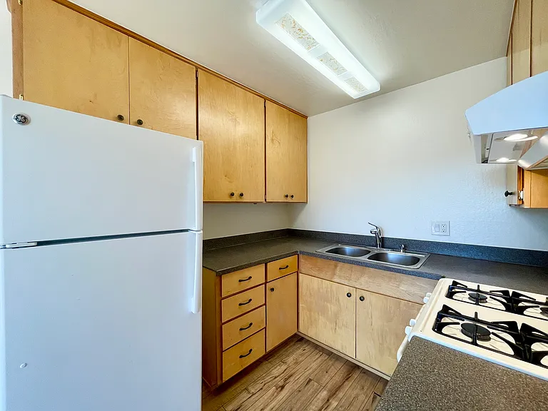 1093 W L St — Photo 9