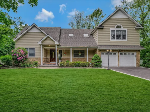 32 Robinhood Lane, East Setauket, NY 11733