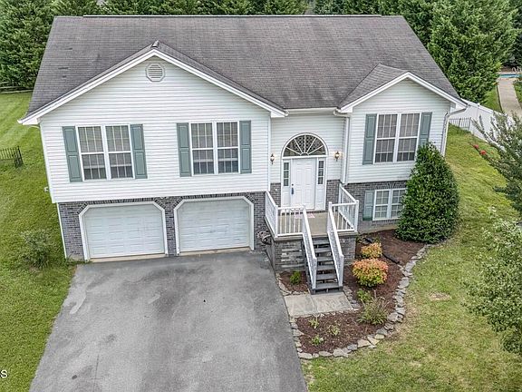 3rd image of 183 Royal Oaks Dr
