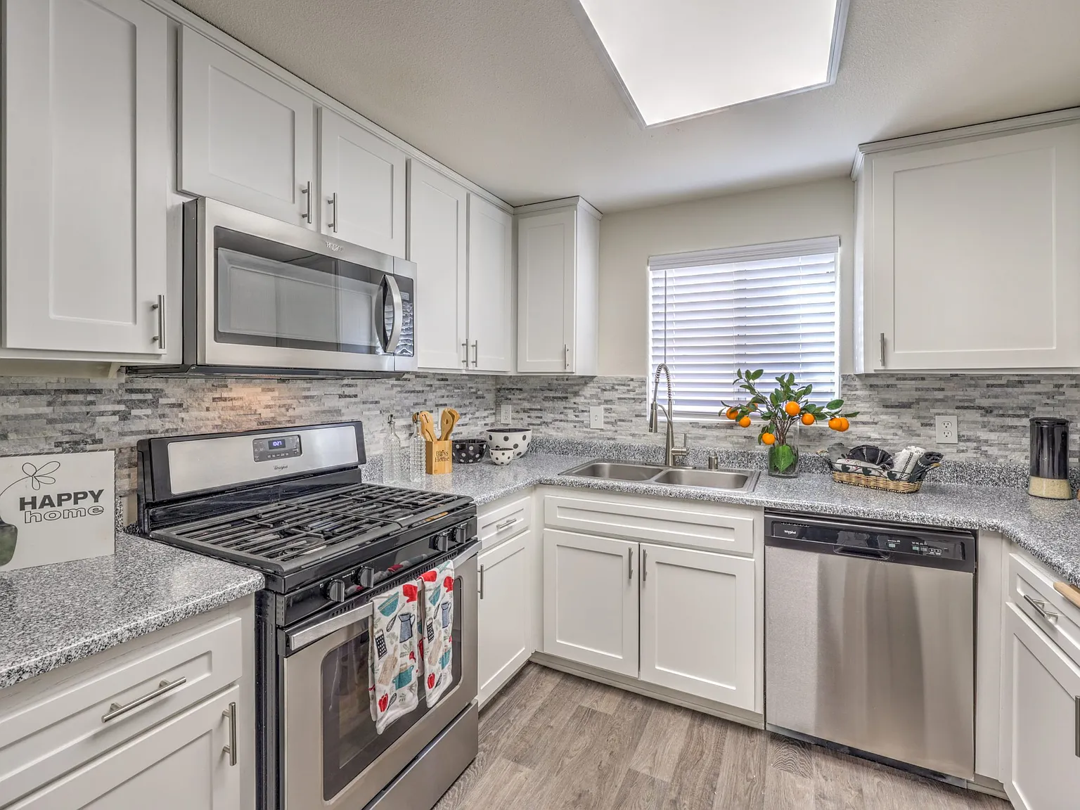 La Villa Estates Apartments — Photo 2
