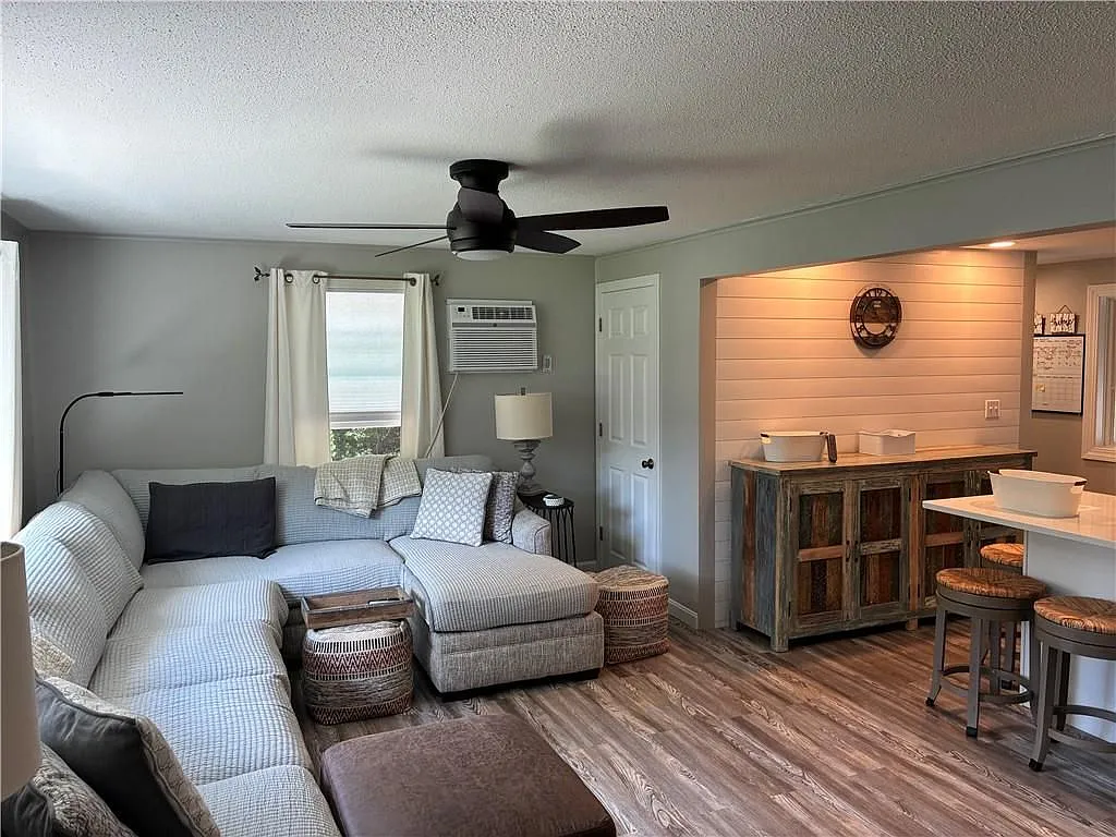 3 bed, 2.0 bath, 912 sqft, $2,200 — Photo 4
