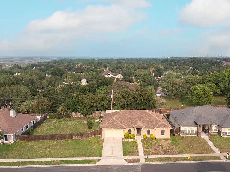 3910 Granite Peak Dr — Photo 2
