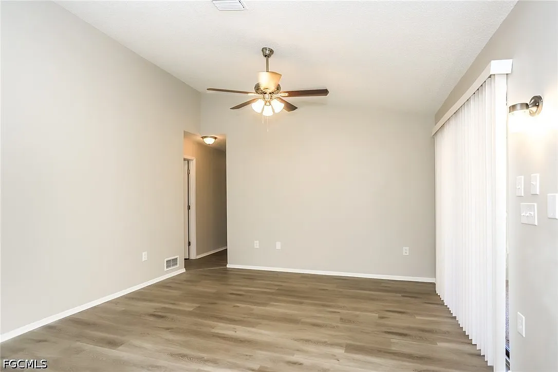 3 bed, 2.0 bath, 1938 sqft, $1,760 — Photo 2