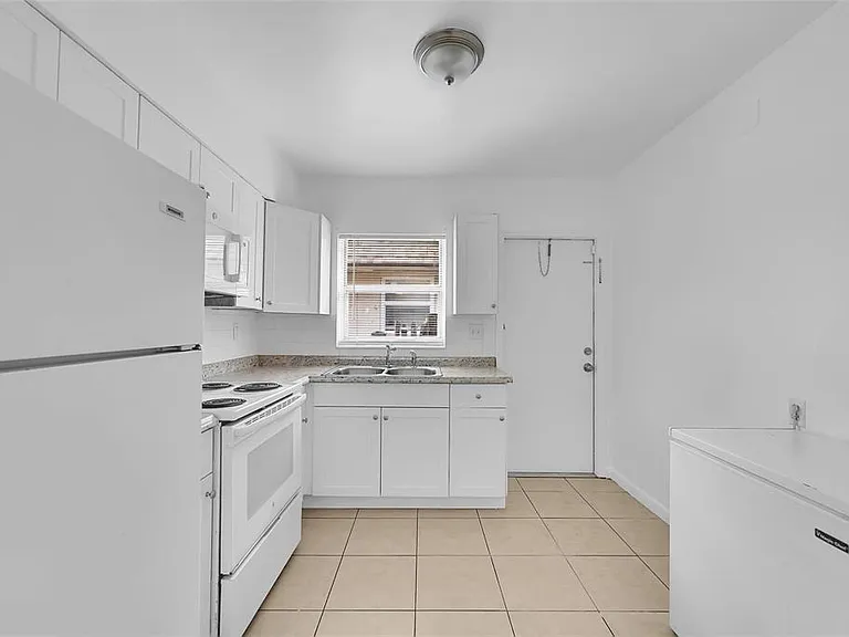 1218 NW 6th Ave — Photo 3