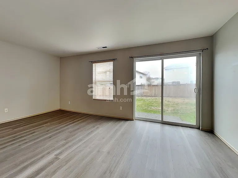 9523 187th St E — Photo 7