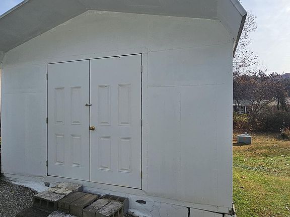 3rd image of 118 Wellington Dr