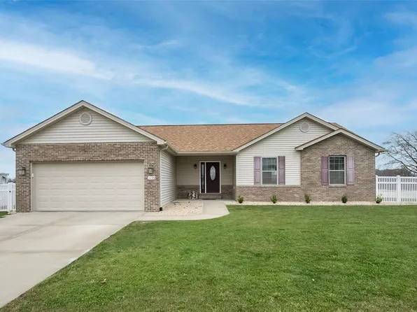 1135 Castle Green Dr, Waterloo, IL 62298