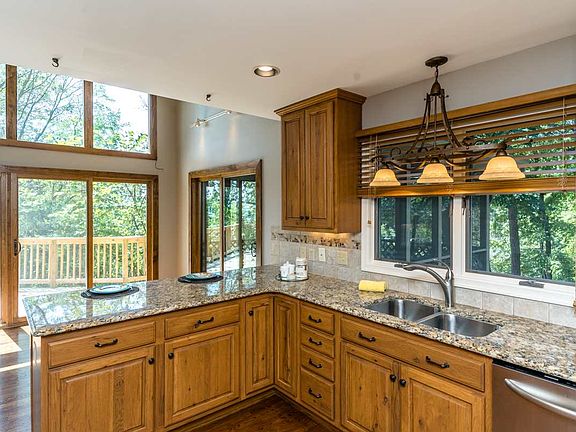 3rd image of 125 Quarry Ln