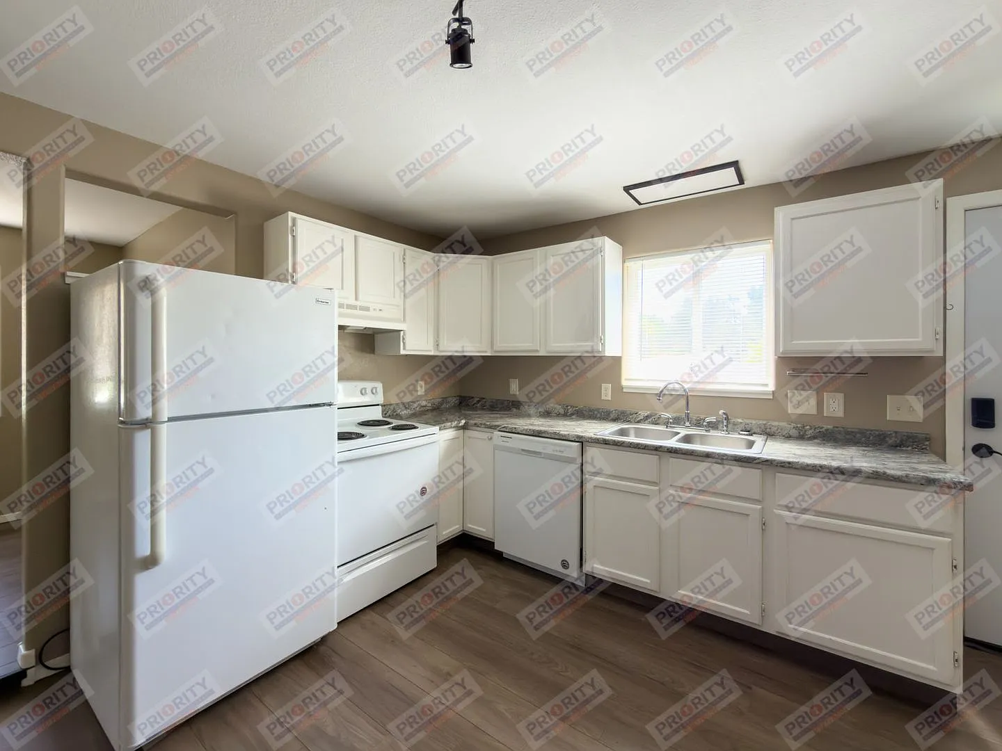 103 W 7th St — Photo 3