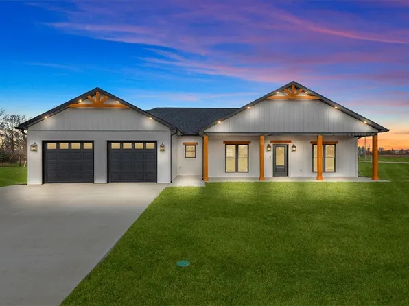 14 Willow St, Bethany, IL 61914