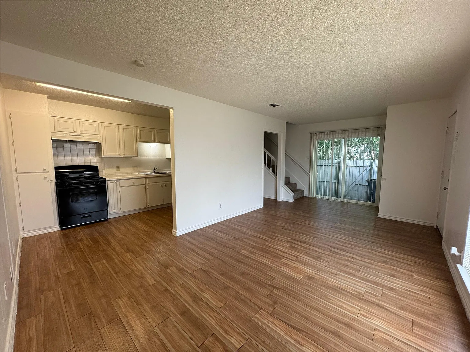 2 bed, 1.5 bath, 943 sqft, $1,667 — Photo 3