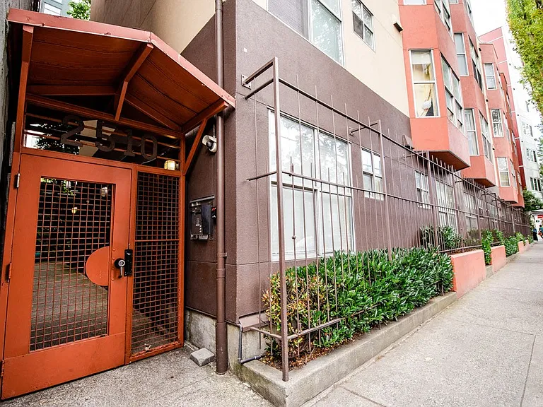 Seattle Apartments - Ellis Court Apartments - Building Entrance