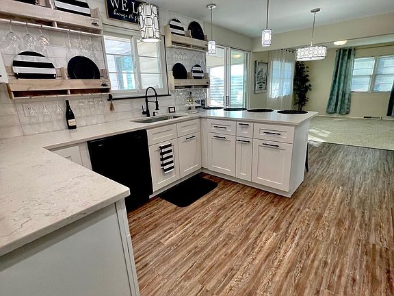 2nd image of 318 Oakwood Cir