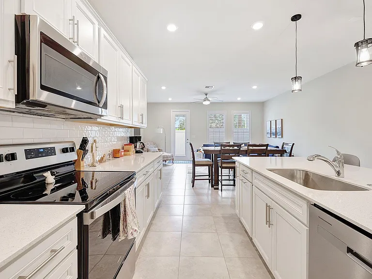 1807 SE Ocean Cove Way — Photo 8