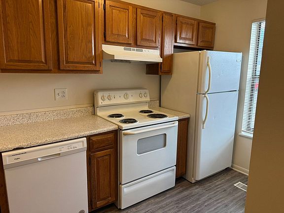 5th image of 10417 Victoria Dr APT B